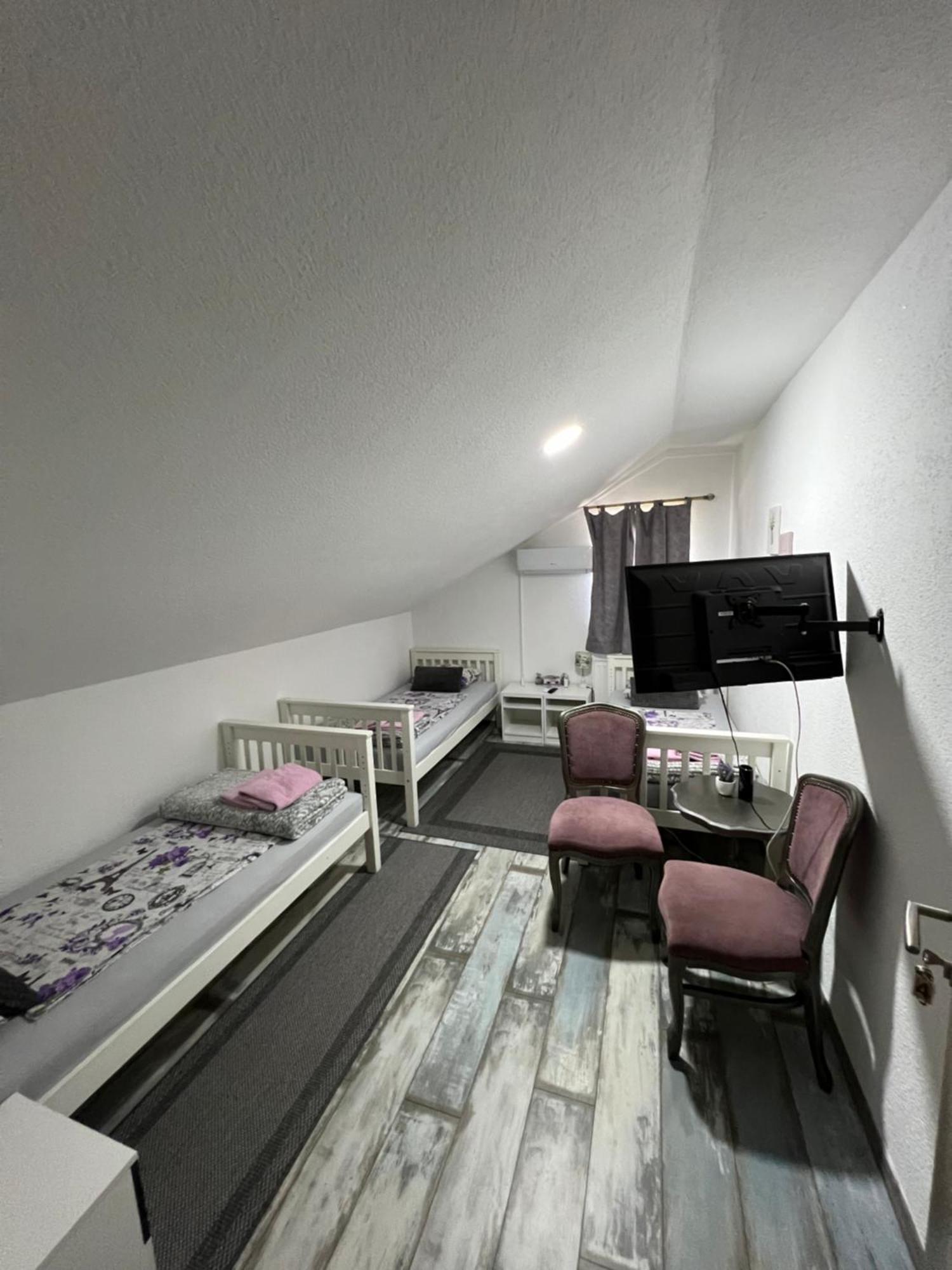 Prenociste-Sobe-Rooms-Aman Bihac Bilik gambar